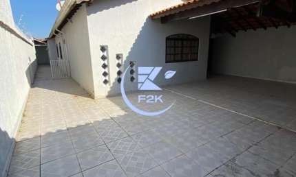 Excelente casa à venda contendo 3 dorms, garagem para 4 carros e área gourmet