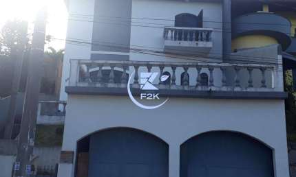 Casa à venda no centro de Arujá, 3 dorms sendo 1 suíte
