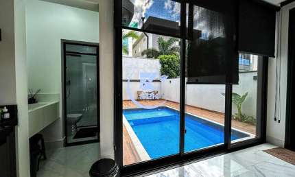 Casa à venda Bella Citta, 3 suítes, planejados, 4 vagas de garagem. Aceita Finan