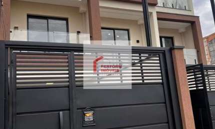 Sobrado frontal com 3 dormitórios para venda no bairro Vila Ré - SP.