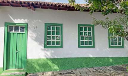 Casa com 03 suítes para locação, em frente a Praça do Chafariz ao lado dos Correios, de 117m², R$ 3.500/mês no Centro em Goiás/GO