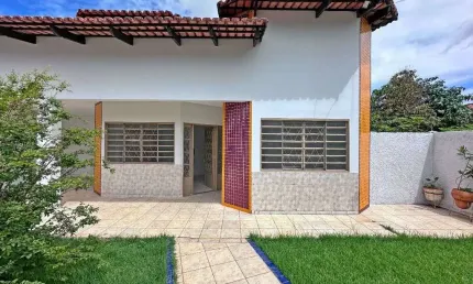 Casa de 100 m² com 03 quartos para alugar por R$ 2.500/mensais no Setor São José - Goiânia