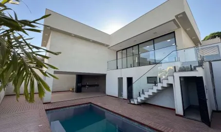 Sobrado de 260 m² com 03 suítes à venda por R$ 2.500.000 no Condomínio do Lago - Goiânia/GO