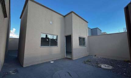 Casa de 82,18 m² com 03 quartos, sendo 01 suite à venda, por R$ 250.000 no Residencial Alto do Cerrado - Trindade
