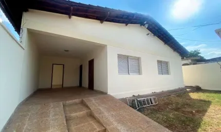 Casa de 126 m² com 03 quartos para alugar por R$ 2.500/mensais no Jardim Planalto - Goiânia