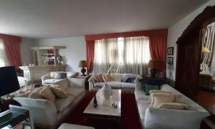 UM APARTAMENTO POR ANDAR!! Apartamento super espaçoso, frente, à 3 quadras da Praia e 2 vagas de garagem demarcadas na cidade de Santos!!!