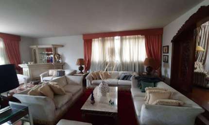 UM APARTAMENTO POR ANDAR!! Apartamento super espaçoso, frente, à 3 quadras da Praia e 2 vagas de garagem demarcadas na cidade de Santos!!!