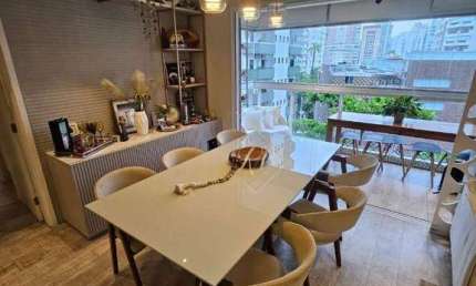 Luxuoso apartamento, LINDO, com 3 suítes, finamente decorado por arquiteto, a 1 quadra da praia do Embaré. Aproveite!!