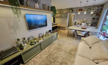 Luxuoso apartamento, lindo, com 3 suítes, finamente decorado por arquiteto, a 1 quadra da praia do embaré. aproveite!!