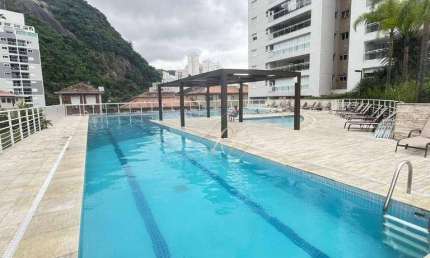 PRÉDIO ESTILO CLUBE, APARTAMENTO COM 4 DORMITÓRIOS, VARANDA GOURMET COM CHURRASQUEIRA, SOL DA MANHÃ E TARDE, BEM PRÓXIMO DA PRAIA NA CIDADE DE SANTOS!