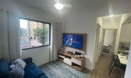 Apartamento na quadra da praia todo reformado, de frente, vista livre.