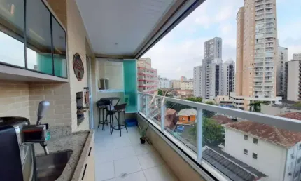 Lazer completo, sacada fechada em vidros na sala com churrasqueira, 2 dormitórios, no coração do gonzaga em santos!!