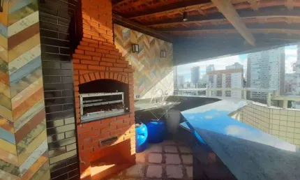 À 4 quadras da praia do boqueirão!!! sacada na sala, 2 dormitórios amplos sendo 1 com sacada, elevador, portaria, na cidade de santos!!!