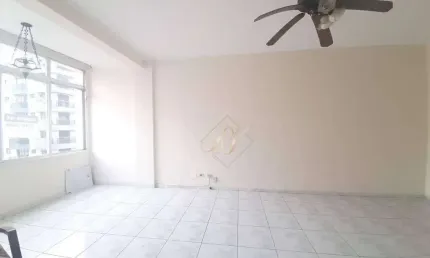 Andar alto, vista livre, à 1 quadra da praia, bairro boqueirão na cidade de santos!!