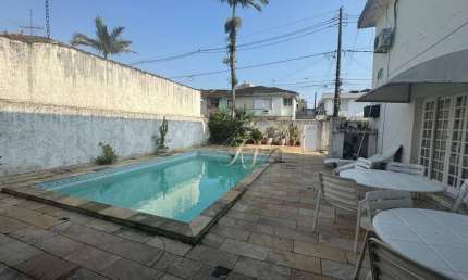 Maravilhosa casa, área externa com piscina, em localização privilegiada em São Vicente!!!!