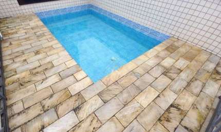 ACEITA PERMUTA!!! CASA SOBREPOSTA ALTA, PISCINA, CHURRASQUEIRA, NO BAIRRO EMBARÉ EM SANTOS!!!