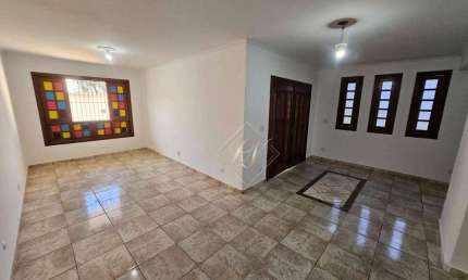 Belíssima casa, super arejada e ampla, com excelente localização no Centro em São Vicente!!