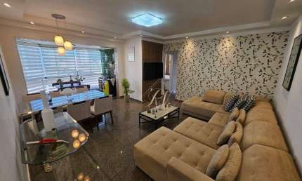 Maravilhoso Apartamento, 2 dormitórios, sacada na sala, 2 vagas demarcadas, em excelente localização em Santos!!