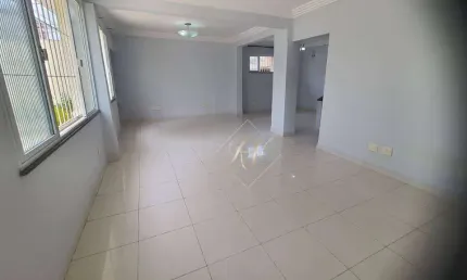 Maravilhosa casa, ampla, bem arejada, com 115m², super bem localizada no bairro do Embaré!!!