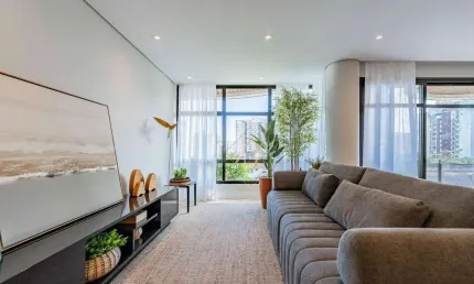Maravilhoso apartamento, reformado pelo Studio Casabella, vista livre de todos os ambientes, a 3 quadras da praia e super bem localizado no coração do