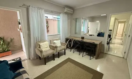 Casa super arejada, sol da manhã, muito bem dividida, rua tranquila e bem localizada no bairro do Embaré!!!