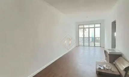 Frente, andar alto, sol da manhã, 2 dormitórios, sacada na sala, no bairro boqueirão em santos!!!