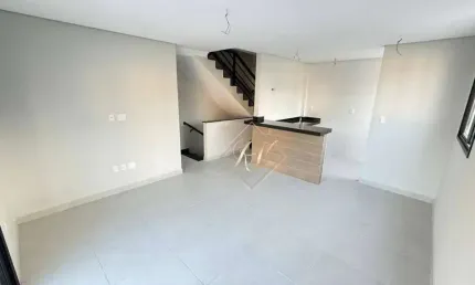 Maravilhosa casa duplex em Villagio, com fino acabamento, recém entregue, com garagem fechada, super bem localizado no bairro do Campo Grande!!!