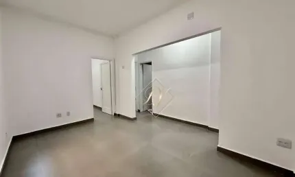 Maravilhoso apartamento, no térreo, todo reformado, com 2 dormitórios no coração do Boqueirão em Santos!!!