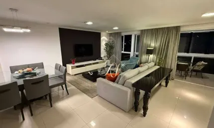 Apartamento finamente decorado, de frente, super claro e arejado, repleto de armários planejados, super bem localizado a 3 quadras da praia do Embaré