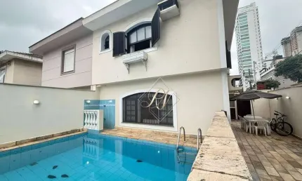 ?? Sobrado amplo de esquina, super charmoso e com total privacidade na Ponta da Praia. Com uma área externa excelente com piscina e churrasqueira, sen