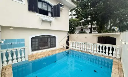 Sobrado amplo de esquina, super charmoso e com total privacidade na Ponta da Praia. Com uma área externa excelente com piscina e churrasqueira!!!!