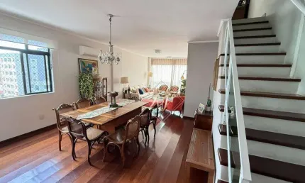 Maravilhosa cobertura duplex na quadra da praia no bairro Embaré, um dos bairros mais valorizados e procurado para morar em Santos!!!