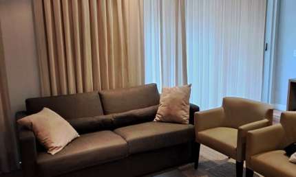 EXCELENTE STUDIO MOBILIADO E EQUIPADO - VARANDA - LAZER - LOCALIZAÇÃO PRIVILEGIADA
