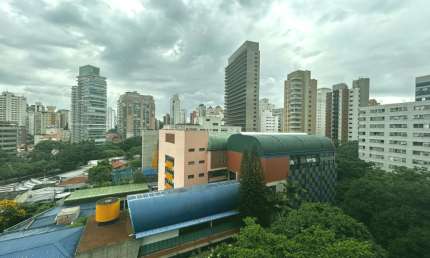 EXCELENTE APTO MOBILIADO - VARANDA - LAZER - LOCALIZAÇÃO PRIVILEGIADA