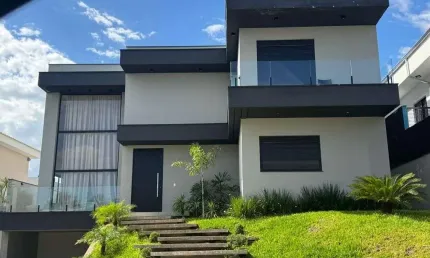 Sobrado Espaçoso com Garagem Coberta e Vista Definitiva para Área Verde