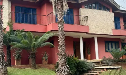 Casa de Esquina no Lago da Boa Vista – 4 Suítes e Piscina