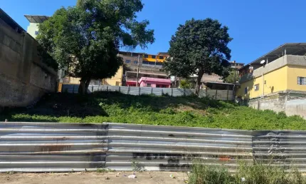 EXCLENTE TERRENO 900 METROS A 100 METROS DA PRAÇA DE GRAMA