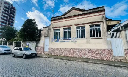 Casa à venda no Centro, Paranaguá  por R$ 1.400.000