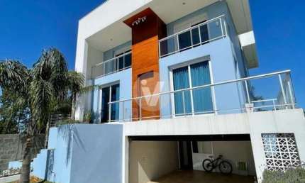 Casa com 280m² localizada no condomínio Real Park no bairro Tomazetti na cidade