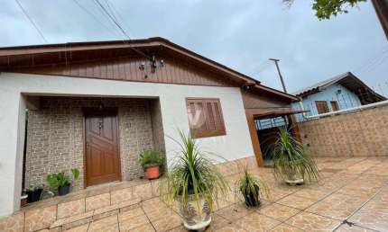 Casa com quatro dormitórios localizado no bairro Juscelino Kubitscheck na cidade