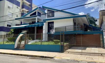 Excelente casa localizada no Bairro Nossa Senhora de Lourdes na cidade de Santa