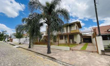 Casa 04 dormitórios com uma suíte no bairro São José