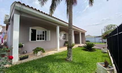 Excelente casa com pisciana localizada no Bairro Novo Horizonte.