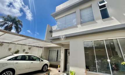 Ampla casa de 4 dormitórios com 3 suítes com closet.