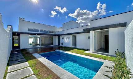 Casa alto padrão toda térrea com 3 suítes, escritório e piscina no Condomínio Vi