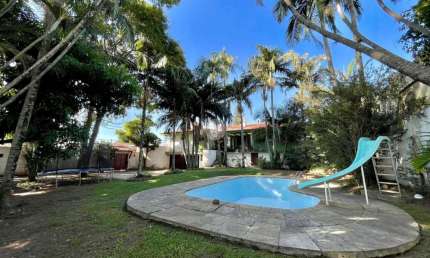 'Clássico e Deslumbrante: Casa dos Sonhos com Piscina e Jardim no Bairro Patrona