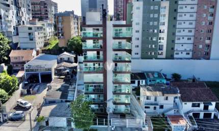 Apartamento semimobiliado de dois dormitórios sendo um suíte.