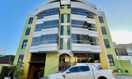 Apartamento amplo 3 quartos(1 suíte), 2 vagas de garagem no bairro Fátima