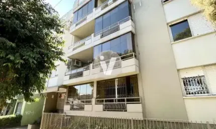 Apartamento de dois dormitórios com vaga de garagem, na região central.