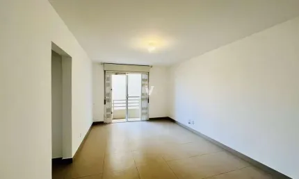 Apartamento de 2 dormitórios com dependência completa aguarda por você no centro